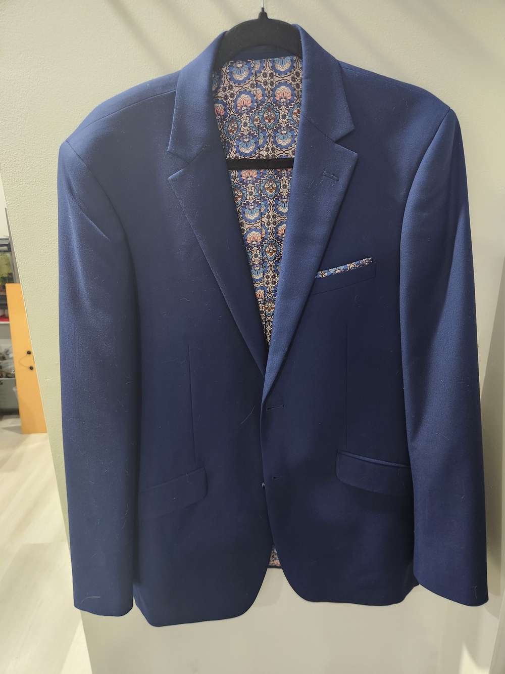 Men's Navy Blue Single-Breasted Suit Jacket with Paisley Lining